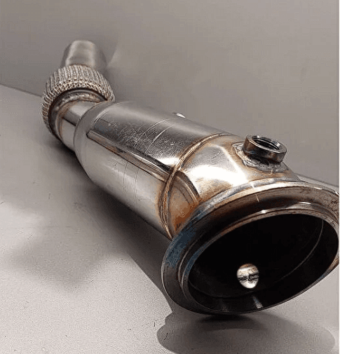 BMW F10 benzinli full krom downpipe egzoz partikül iptali — 1